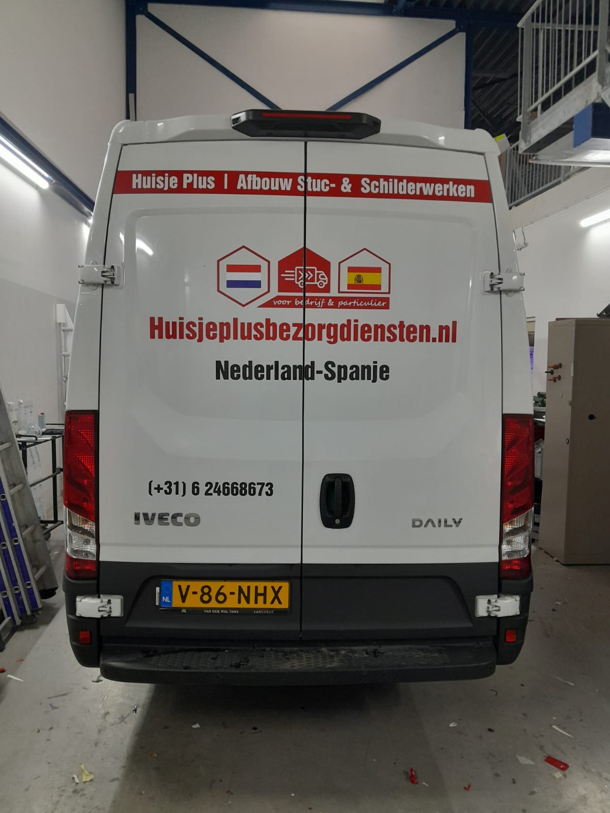Huisje Plus bedrijfsbus met branding