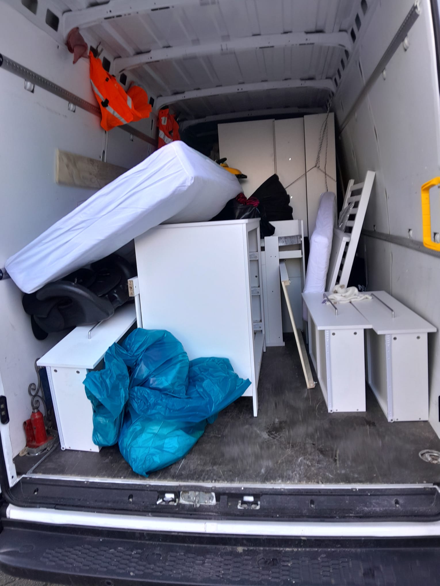 Geladen busje met meubels en spullen