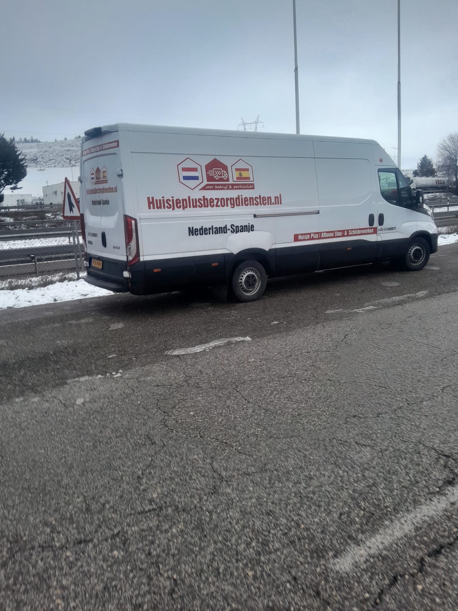 Huisje Plus bezorgbus in sneeuw bij Burgos