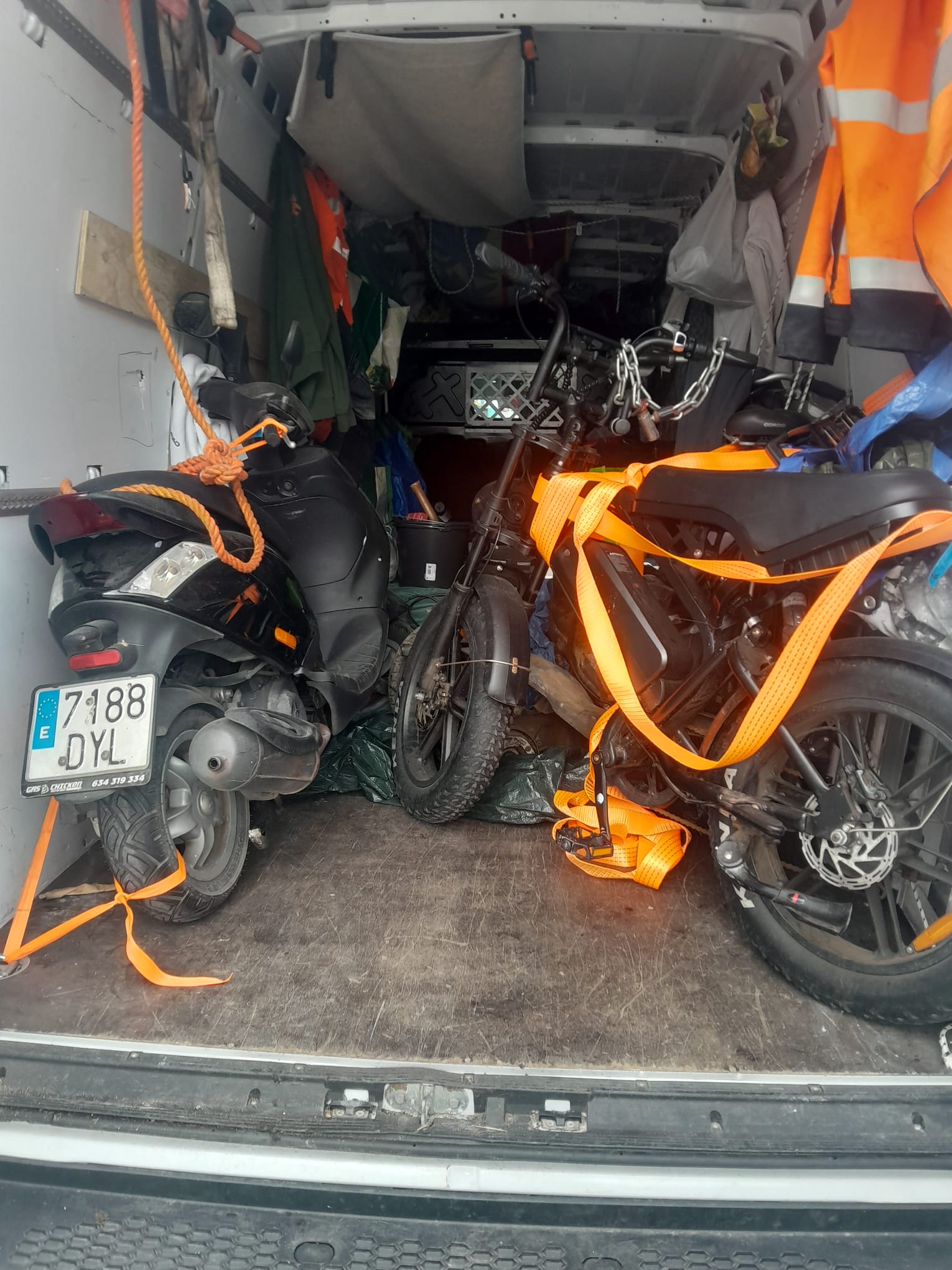 Scooter en motor transport in bus